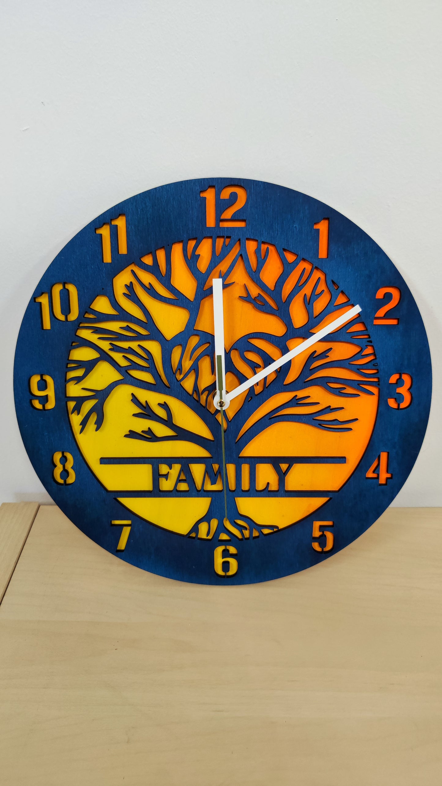 Orologio in legno “Family” – Albero della Vita, 30 cm, personalizzabile
